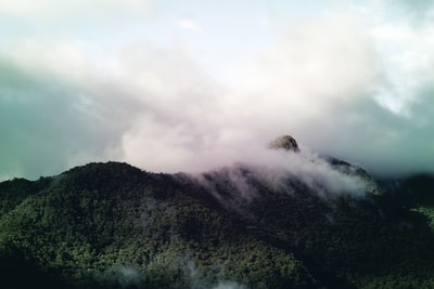 山的风景摄影多云的天空
